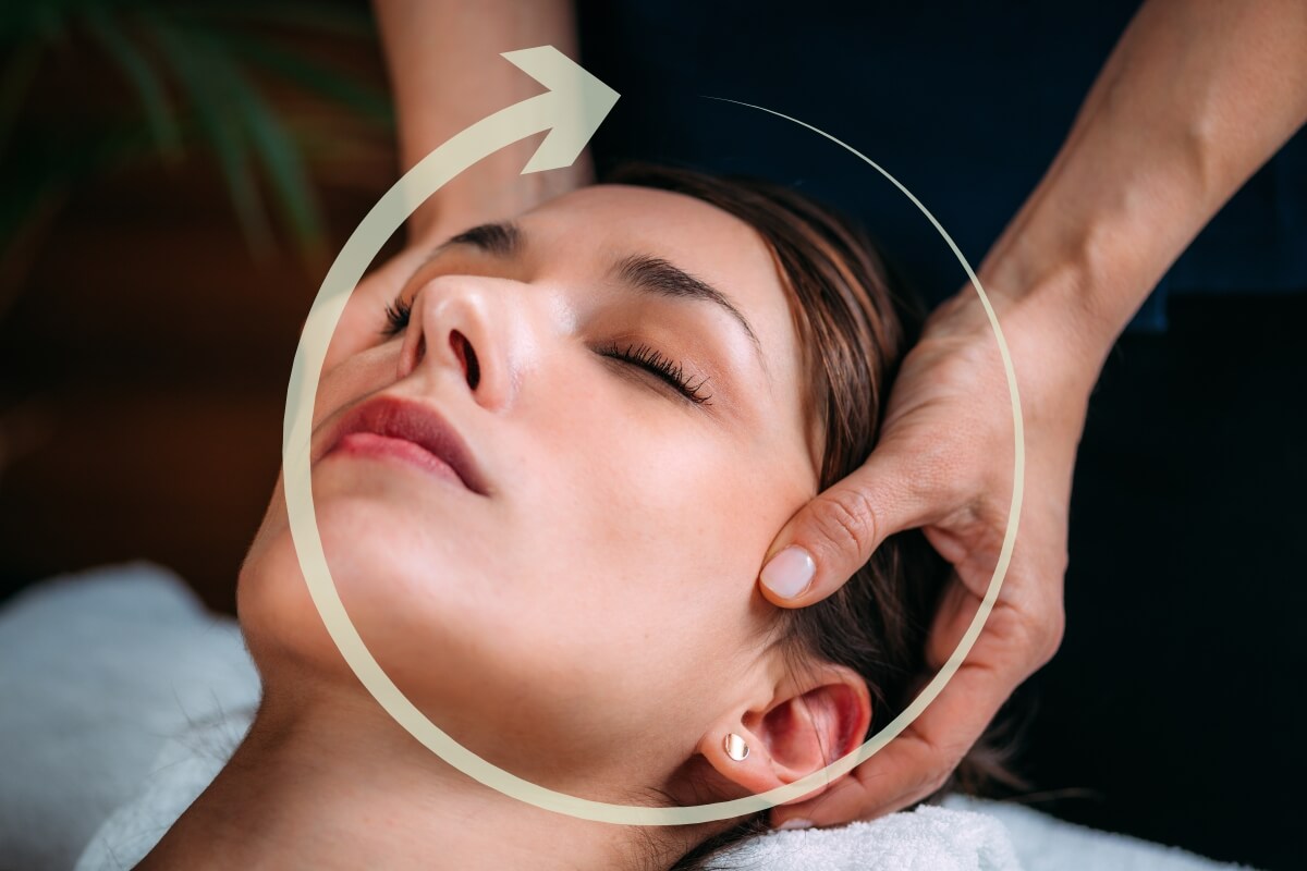 Access Bars Behandlung - eine Frau liegt mit geschlossenen Augen auf einer Liege und findet Entspannung und Ruhe